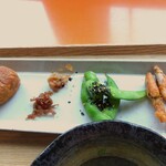 舞子 トムズ カフェ - 海老の素揚げ、梅干し、くぎ煮、ミニ鯛焼