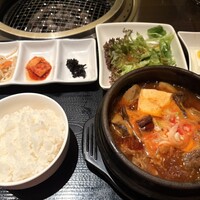 焼肉 青山外苑 - 牛すじ煮込み（ごはん付）1400円を辛く無料アレンジ