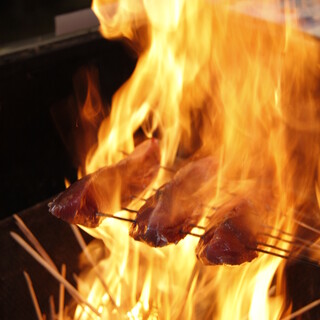 元祖【藁焼き塩鰹たたき】すべて注文後に藁で焼き始めます