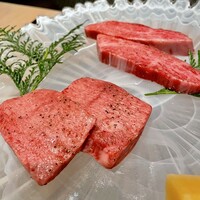 焼肉牛印 神楽坂店 - ⑤厚切りタン
                    ⑥厳選赤身（ロース）の厚切りと若筍
