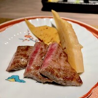 焼肉牛印 神楽坂店 - ⑥厳選赤身（ロース）の厚切りと若筍