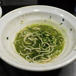 丿貫 - 牡蠣とハラペーニョの合わせ蕎麦のスープにニラバターの麺を入れたところ
