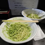 丿貫 - 麺再配分。牡蠣とハラペーニョの方に少し移す