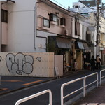 丿貫 - 並び場所の駐車場とお店