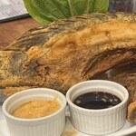 Abe Mall of Asia  - 魚。タレが異国。タレは日本にない味。このタレをつけて魚を食べて、フィリピンに来た〜って感じられる一品。(言葉が浮かばない)