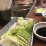 串かつラブリー - お通しのキャベツとソース