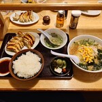 宗谷 - 『みそラーメンが美味しい』と書かれているので

●みそラーメン　800円

そして餃子も美味しい、とも書かれているので

●餃子定食（8個）　800円

合計　1,600円　を注文してみた