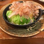 英 - キャベツ焼きはポン酢付きです。