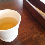 こだわりうどん 一 - 冷ほうじ茶（席に着くと出してくれる）