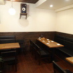 CHAMIROCK CHICKEN SHOP - こっちはテーブル席メイン