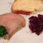 フォアグラ　紫玉葱のジャムと自家製パン