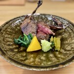 柚木元 - コガモ半身焼き コガモ出汁と内臓と血のソース 
      ほうれん草 人参 青味大根 花わさび