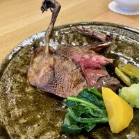 柚木元 - コガモ半身焼き コガモ出汁と内臓と血のソース 
                    ほうれん草 人参 青味大根 花わさび