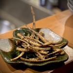 鮮魚と鰻 清流満月 野毛 - 鰻の骨せんべい