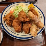 お食事処あべ - カキフライ近景。ちくわフライと揚げ餃子は付け合わせ。
