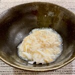 虹吉 - 酢飯にかけたズワイガニ