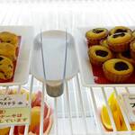 ベイクオーレ -  ラムレーズンカステラ、プチタルトチェリー