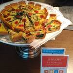 ベイクオーレ - ほうれん草とトマトのキッシュ