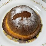 ブーランジェリー スドウ - 帽子のようなパンの中にピーナッツクリームたっぷり！