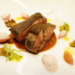 スリオラ - シャラン鴨のアサード、甘酸っぱい赤ペコロスとあんず茸のエスカベチェ