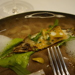 スリオラ - 鮎のプランチャとその”チストラ”
      パセリのモホソースとヴェルモットの泡