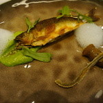 スリオラ - 鮎のプランチャとその”チストラ”
      パセリのモホソースとヴェルモットの泡