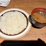 ミート矢澤 - 付属のライス大盛りと味噌汁