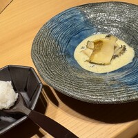 すし うおいち - 煮あわび肝ソース掛け（シャリ玉付き）