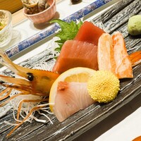 すし うおいち - お造り盛り合わせ（本鮪赤身、本鮪中トロ、ズワイガニ、ボタンエビ、ブリ）