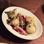 THE BELCOMO - ホタテの米粉フリット いちごとビーツのサラダ