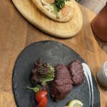 夜景×チーズ肉バル GARDEN - ピザとお肉のサイズ感です。