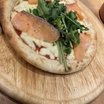 夜景×チーズ肉バル GARDEN - サ－モンとルッコラのピザ。サイズもいい感じ。