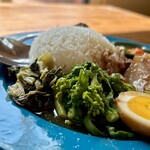 カフェモン - 中央が菜の花、左が高菜の漬け物パッカドーン。
      お姉さん曰くこのパッカドーンは現地のものにかなり近い味とのこと♪