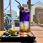 カフェモン - アンチャンレモネード（¥530税込）
      鮮やかな青色が映えるアンチャンのレモネード♪
      きび糖の優しい甘みとレモンの酸味、はぁ〜♡爽やかでおいしい〜♪