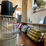 カフェモン - タイ三角枕のローカウンターもいい感じ♪