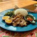 カフェモン - カオ（米）カー（足）ムー（豚）、まんま豚足ご飯って意味ですが、今回使われているのは豚足ではなく皮付きの豚モモ肉です。ムチッと柔らかコラーゲンな豚の皮がまたうまいのよ〜‎♪(*´ڡ`●)♡ｳﾏ~