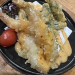 夜景×チーズ肉バル GARDEN 三宮 - エビマヨ。隣のオクラもちょっと甘めのソ－スもめちゃくちゃ美味しかった。