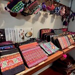 カフェモン - ラオスやタイ北部などの山岳地帯に居住する山岳少数民族、Hmong族の素晴らしい織物や刺繍を施した小物たち♡