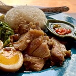 カフェモン - 柔らかく煮込まれた皮付き豚モモ、シナモンと八角がとっても香り高い♡(*´꒳`*)花椒も少々。
      辛さはなく、ほんのり甘い味付け。。