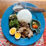 カフェモン - カオカムー（サラダ抜き¥1,000税込）
      まん丸く盛られたジャスミン米、皮付き豚肉煮込み、煮玉子、菜の花、パッカドーン（高菜漬け）、プリックナムソム（唐辛子酢）です。