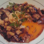 ラトラス - ランド産フォアグラコンフィと温泉卵　フランス産キノコのブリカッセ　モリーユソースを混ぜた状態。