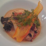 ラトラス - スズキのポワレ　甲殻類とポワローの軽いバターソース 