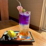 カフェモン - グラスの下半分がレモネードシロップ、上半分がアンチャン。上にはこれまたお姉さんの畑で採れたミントの葉と、可愛い金魚草の花が添えられています♡