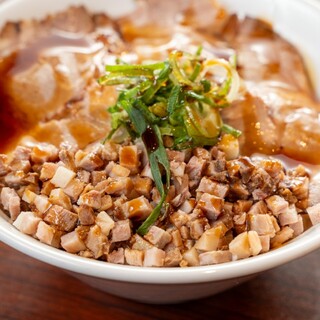 秘伝のタレを使った《焼豚丼》など！お酒が進む一品料理で乾杯♪