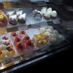 ケーキハウス・アン - お店は独立店舗ではありませんが店頭のショーケースの中にはおいしそうな色鮮やかなケーキがたくさん並んでました。
            