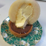 ケーキハウス・アン - バターの風味豊かなタルトの上になんと甘くて新鮮な桃を丸ごと乗せ中にカスタードがたっぷり入っています。


