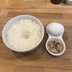 麺屋 極鶏 一乗寺本店 - たまごかけご飯　卵を落とす窪みを用意してくれています。