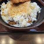 とんかつ政ちゃん - ご飯の雰囲気、タレの雰囲気、カツが埋まってる図の為に食べかけ失礼