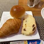 Bella Donna International Restaurant - パンはクロワッサン等を3個運んで来ました。