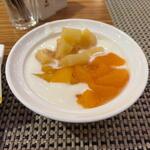 Bella Donna International Restaurant - ヨーグルトは最初から加糖された甘いヨーグルト、これにシロップ漬けされたフルーツを加えてみました。
             